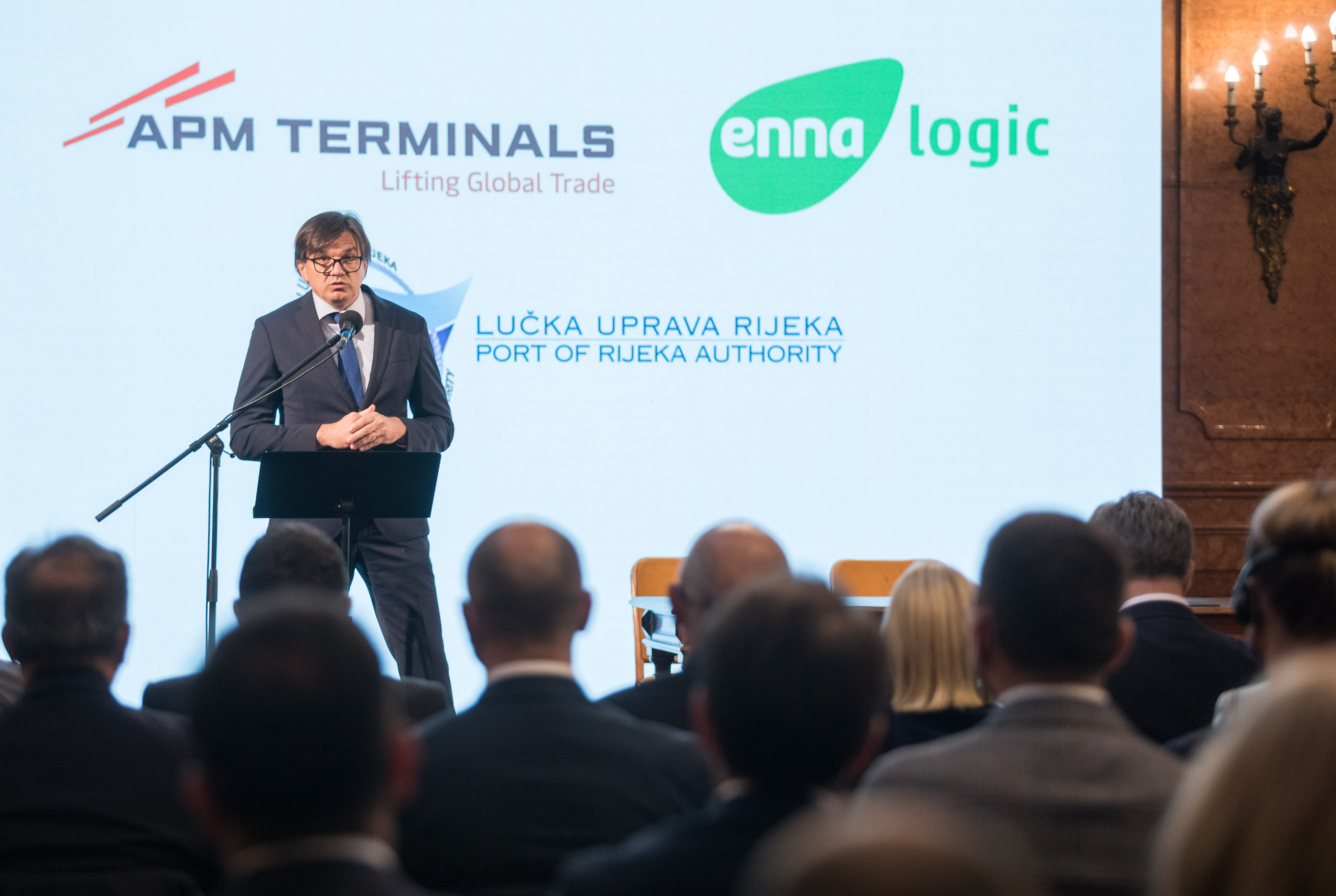 DAN ZA POVIJEST: Potpisan ugovor o koncesiji za razvoj i gospodarsko korištenje Zagreb Deep Sea kontejnerskim terminalom u luci Rijeka