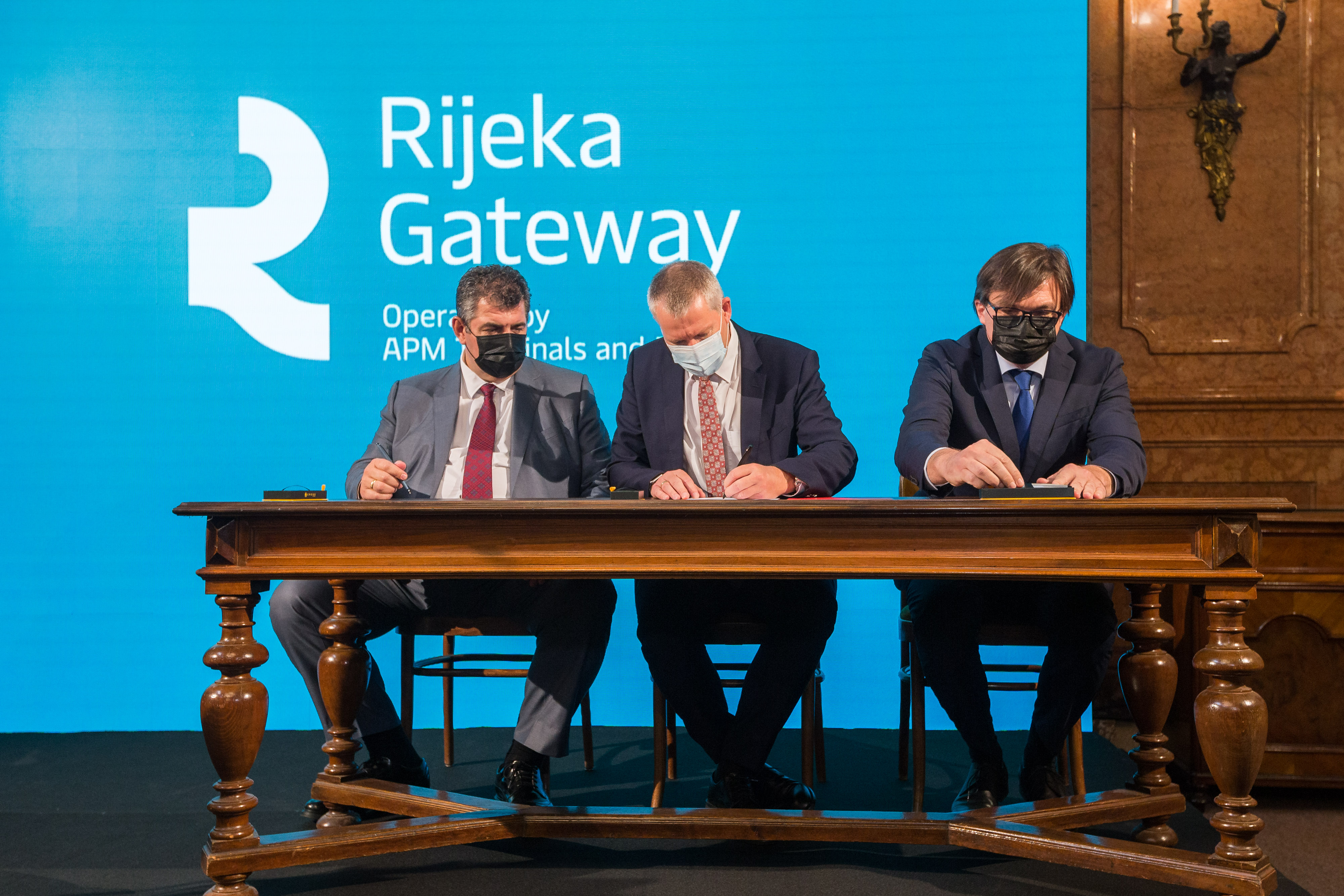 DAN ZA POVIJEST: Potpisan ugovor o koncesiji za razvoj i gospodarsko korištenje Zagreb Deep Sea kontejnerskim terminalom u luci Rijeka